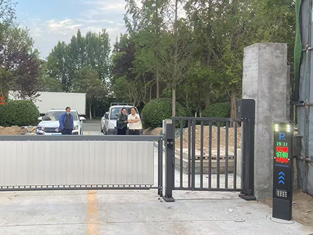 賈汪客戶車牌識(shí)別+電動(dòng)門+人行通道